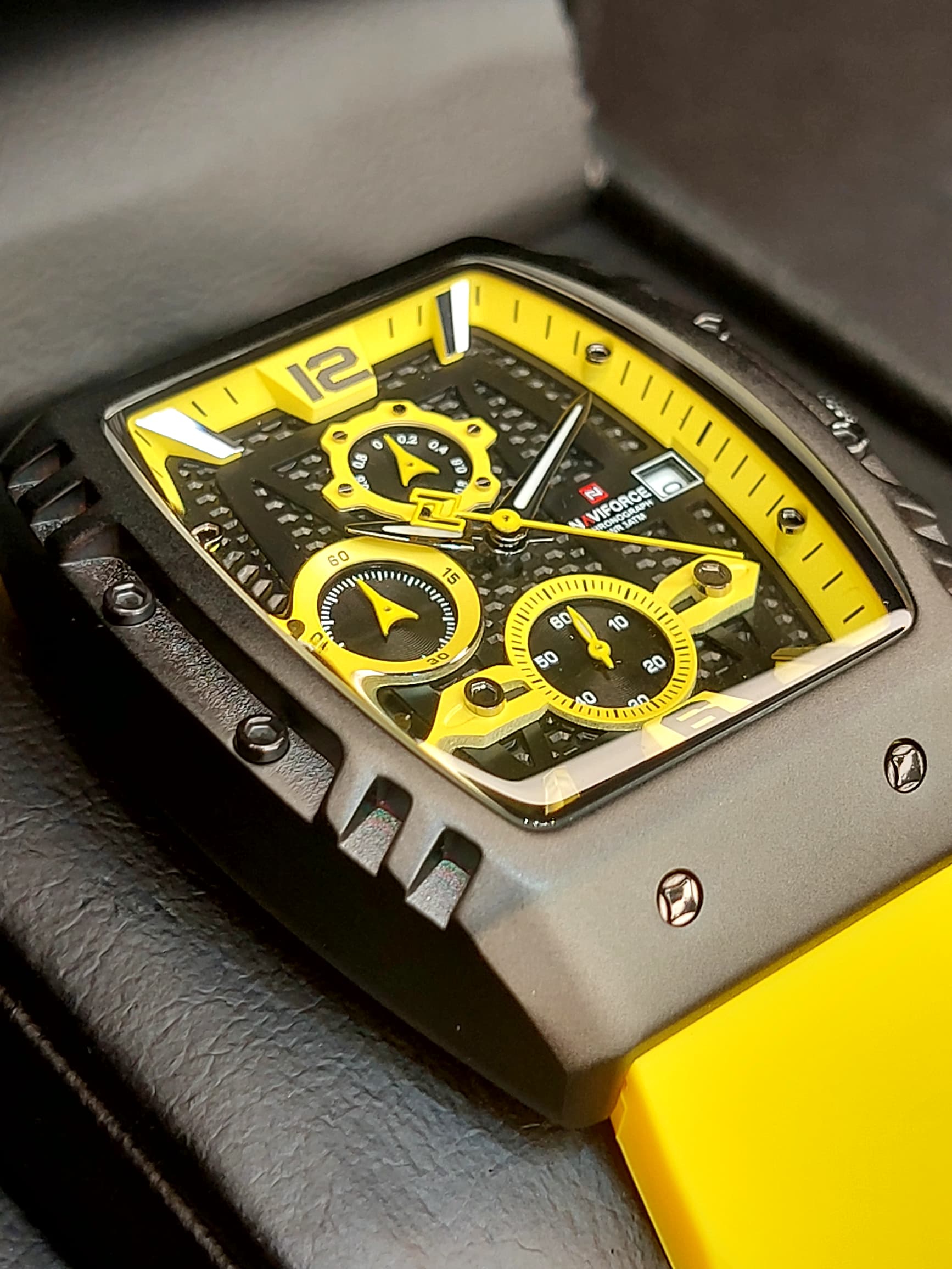 ساعت اسپرت مردانه برند NAVIFORCE مدلNF8025-K زرد فسفری