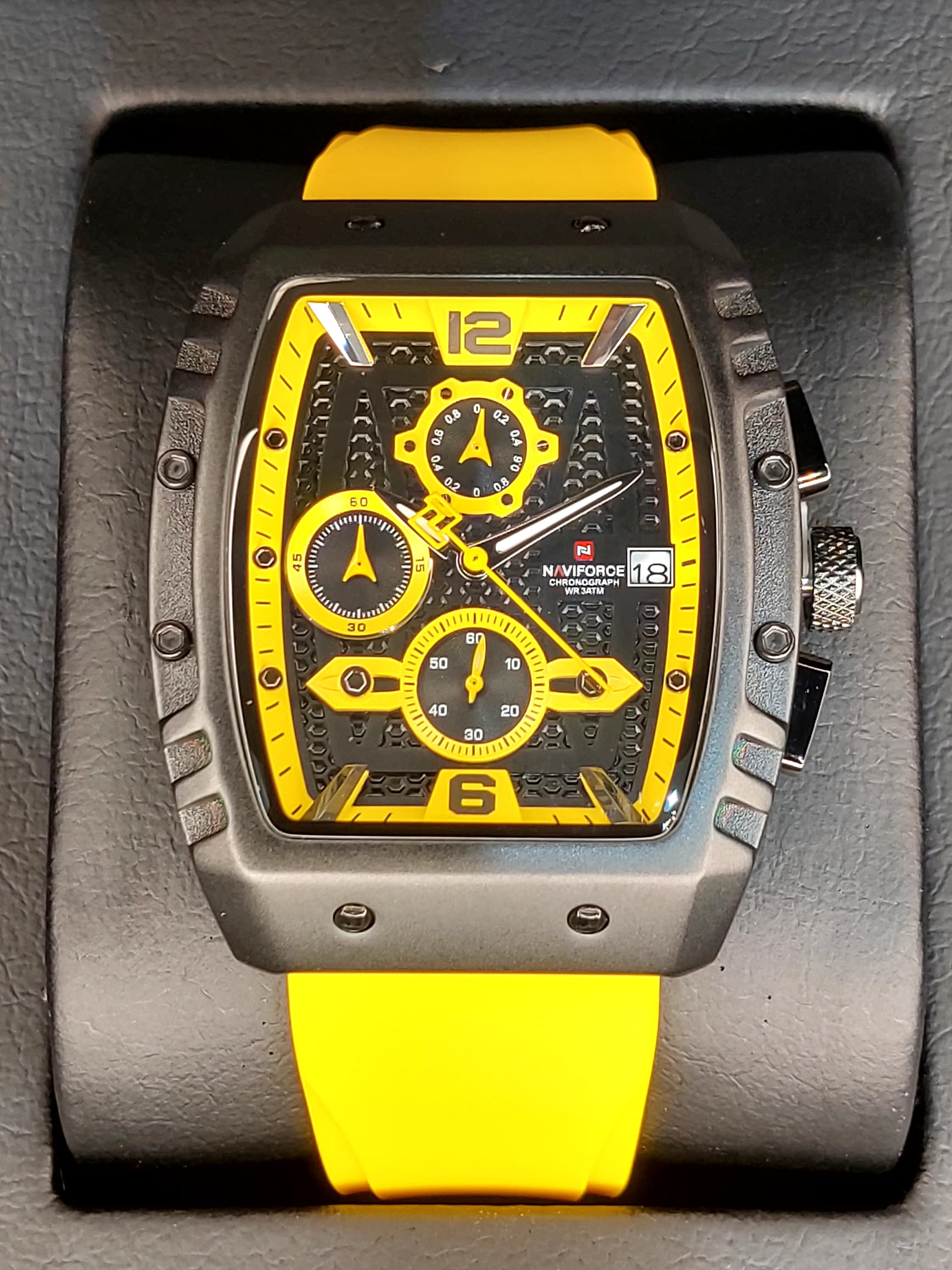 ساعت اسپرت مردانه برند NAVIFORCE مدلNF8025-K زرد فسفری